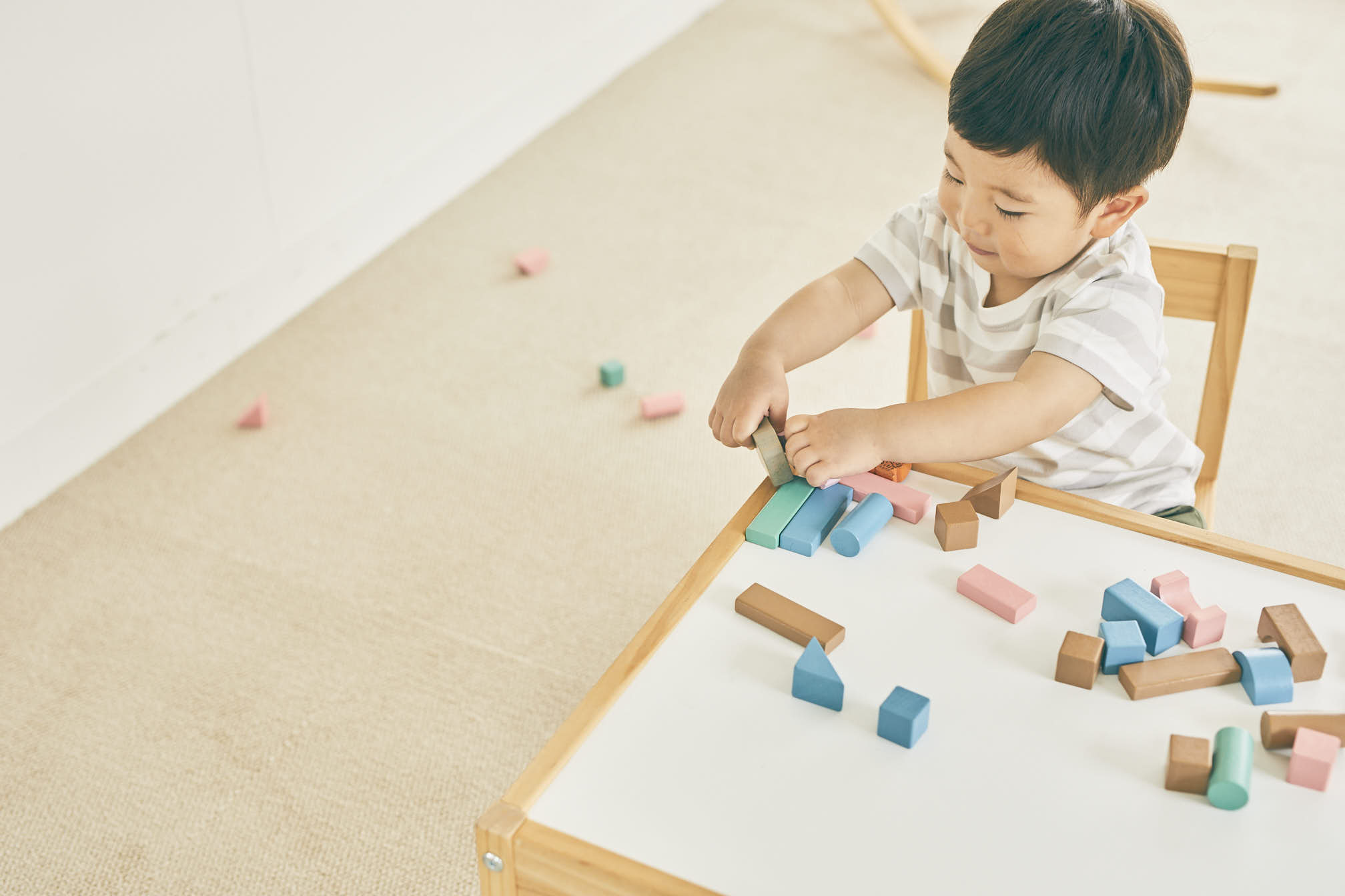 MUTEカーペットの上で遊ぶ子ども